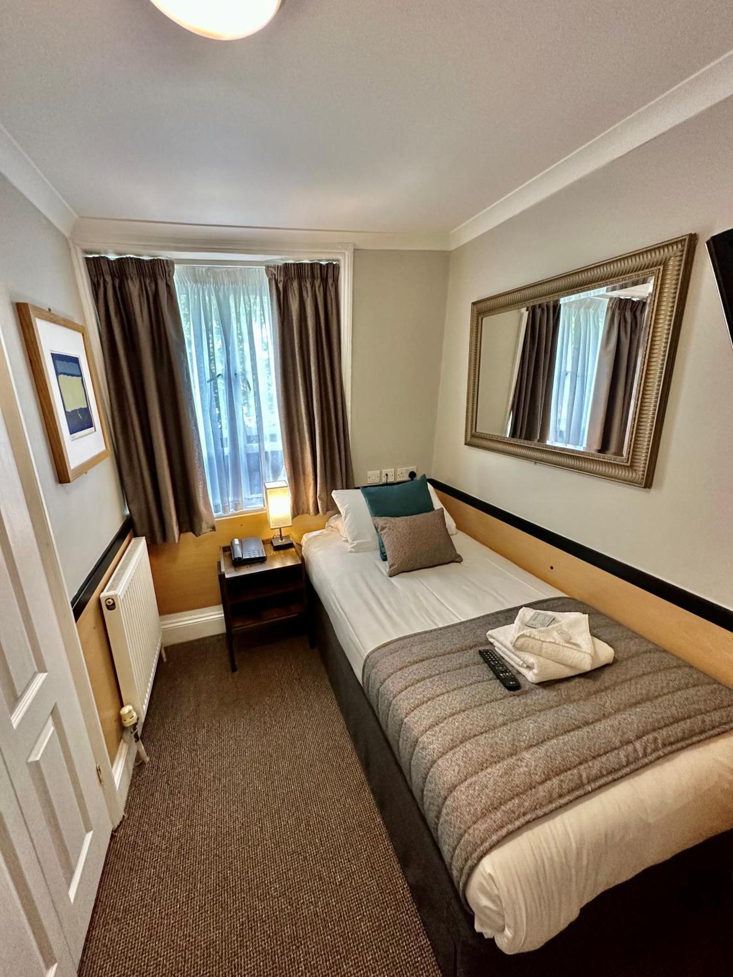 Tudor Court Hotel Londyn Zewnętrze zdjęcie