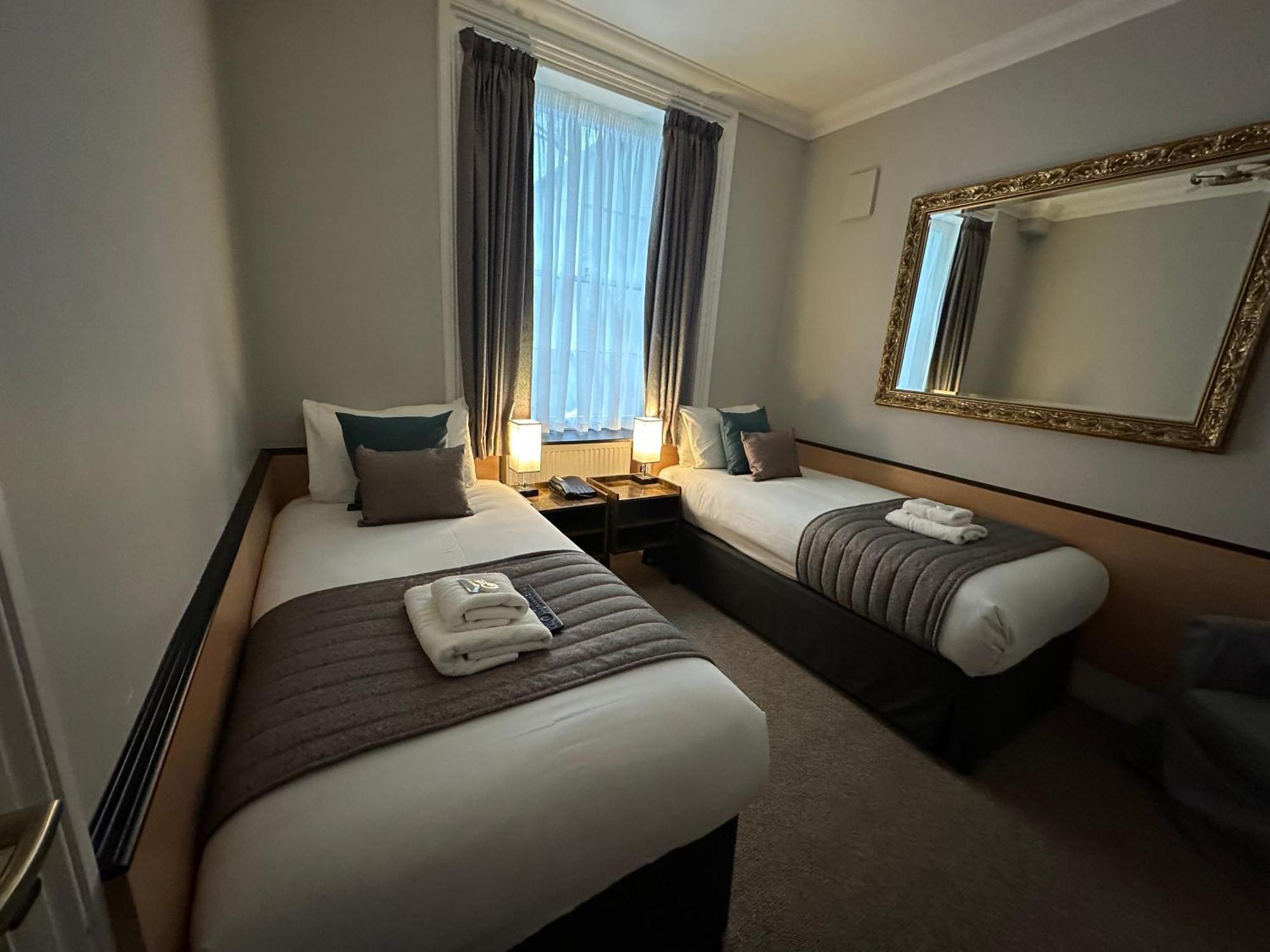 Tudor Court Hotel Londyn Zewnętrze zdjęcie