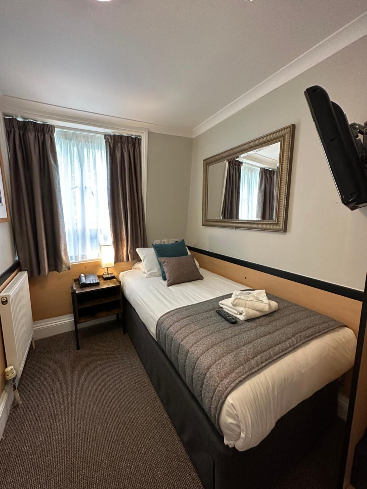 Tudor Court Hotel Londyn Zewnętrze zdjęcie