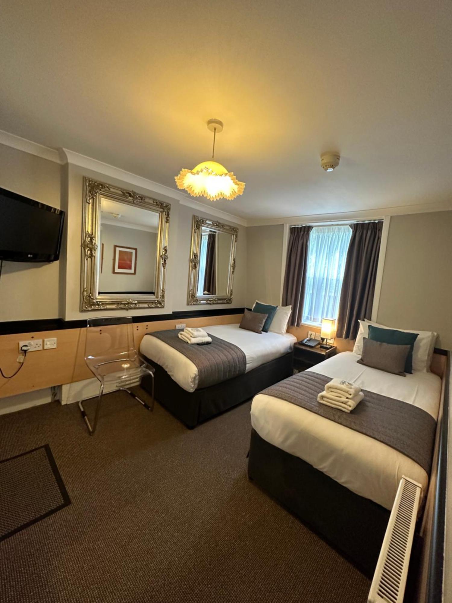 Tudor Court Hotel Londyn Zewnętrze zdjęcie