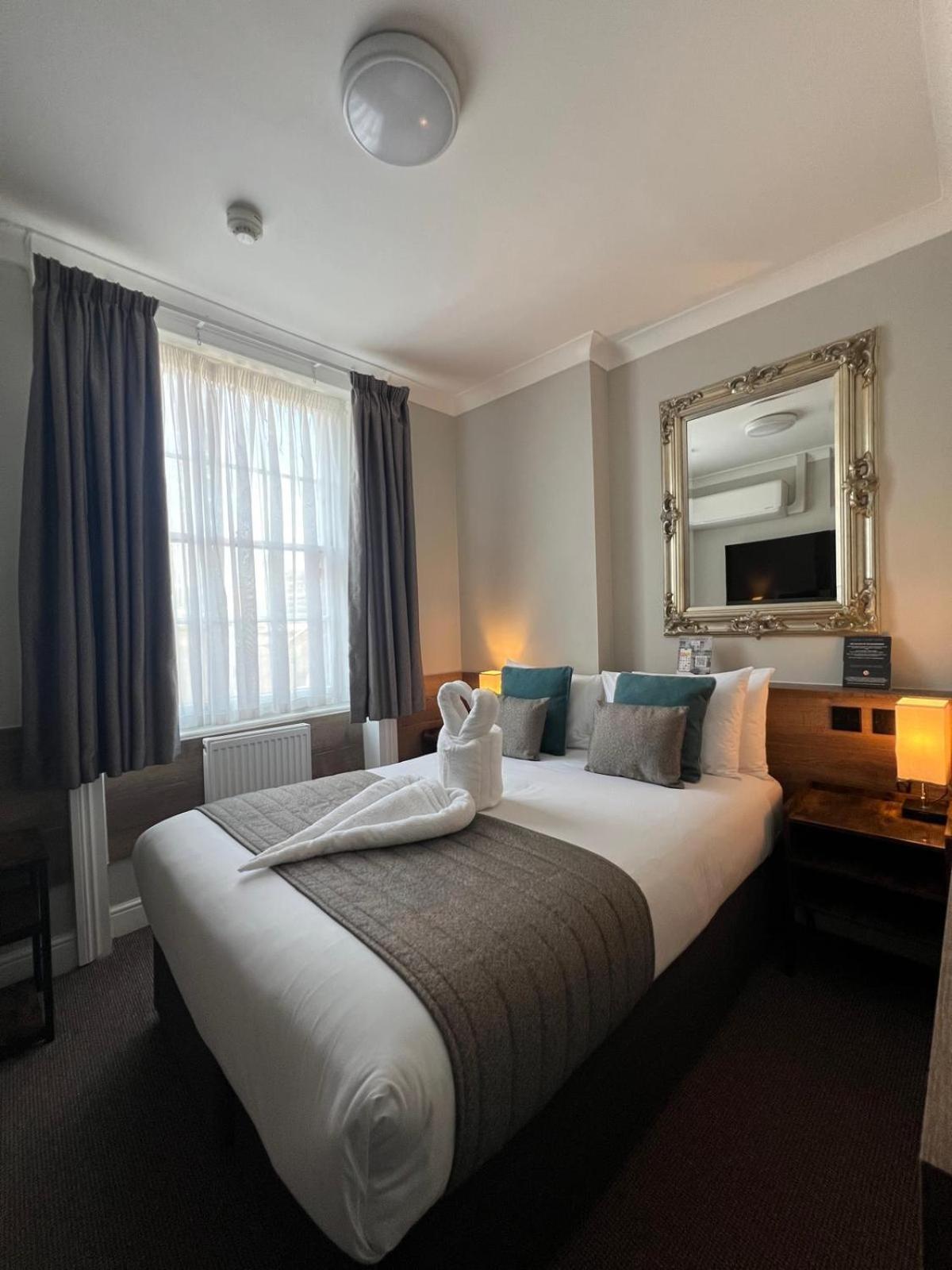 Tudor Court Hotel Londyn Zewnętrze zdjęcie
